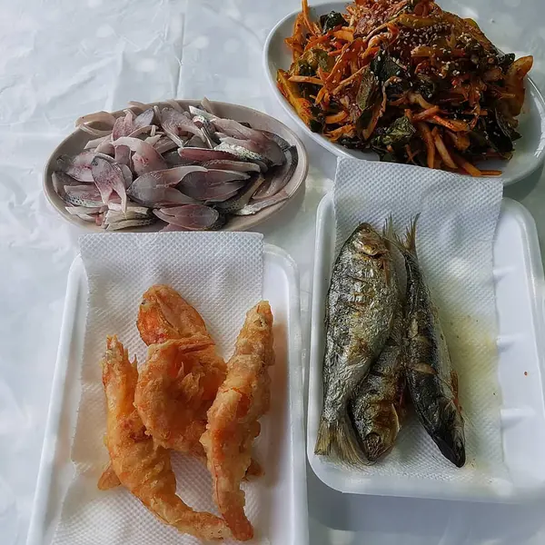 Sebzeli ve baharatlı kızarmış balık.