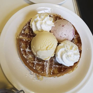 Kremalı ve dutlu lezzetli waffle.