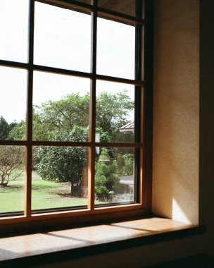 Modern bir evin penceresi