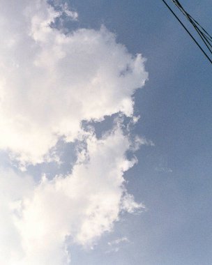 Bulutlu mavi gökyüzü