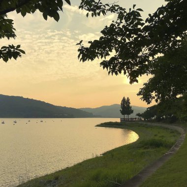 Dağlardaki güzel göl manzarası