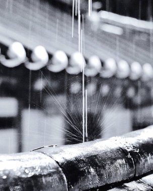 Bir fıskiyenin siyah beyaz fotoğrafını çek.