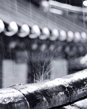 Siyah beyaz bir arabanın fotoğrafını çek.