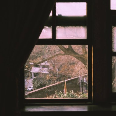 bir bardak su ile pencere