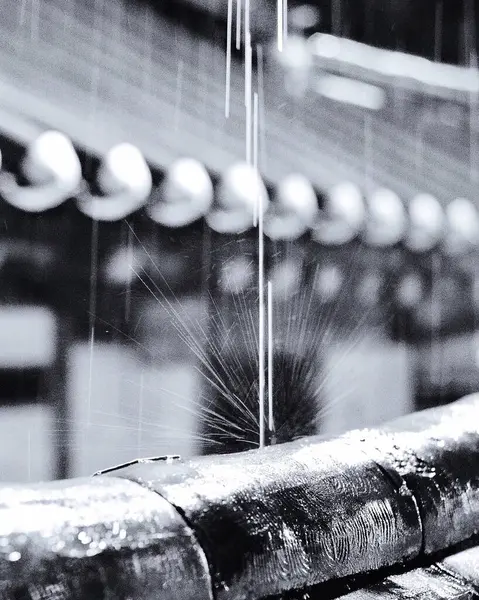 Bir fıskiyenin siyah beyaz fotoğrafını çek.