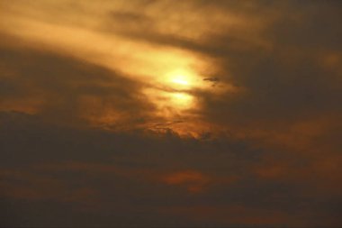 Güzel gün batımı gökyüzü bulutlu