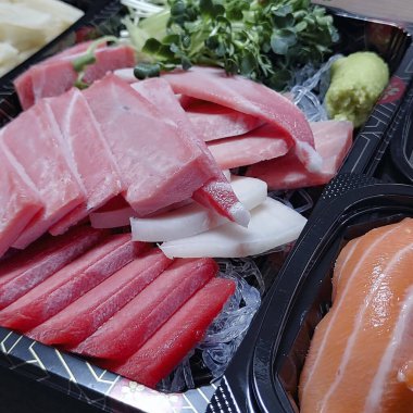 Taze somon ve sebze.