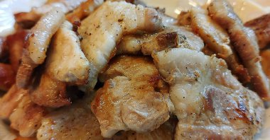 Patates ve baharatlı kızarmış tavuk.