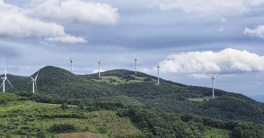 Dağlarda rüzgar türbini