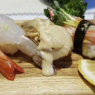 Suşi rulosu ve somon balığı tabakta