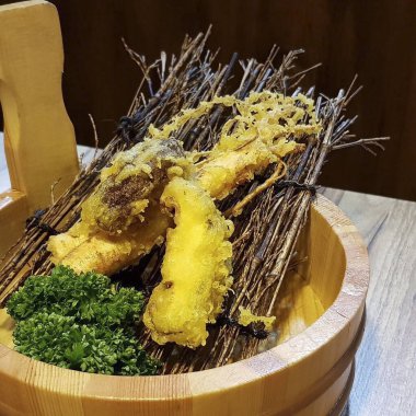 Sebze ve soslu kızarmış balık.