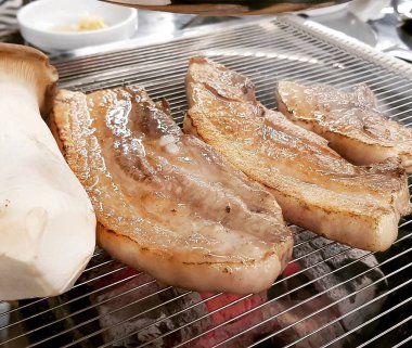 bir tabak ızgara balık