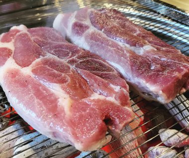 Lezzetli bir domuzun karnını kapat.