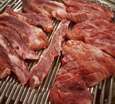 Baharatlı ve otlu çiğ sığır pirzolası