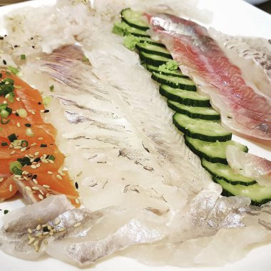 Limonlu ve otlu somon balığı.