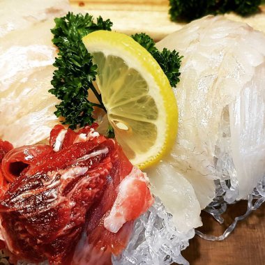 Çiğ taze somon bifteği pişirmeye hazır.