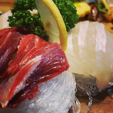 Buzdan ve ottan yapılmış çiğ taze balık.