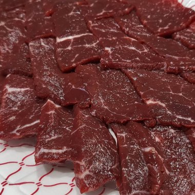 Siyah arka plan üzerine ham sığır eti