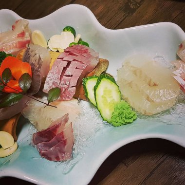 Limon ve otlar Çiğ somon biftek