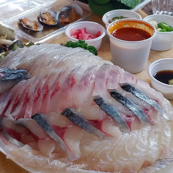 Çiğ balık ve sebze ve baharat.