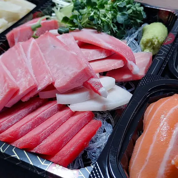 Taze somon ve sebze.