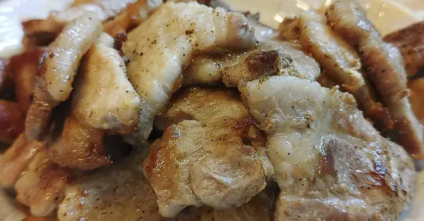 Patates ve baharatlı kızarmış tavuk.