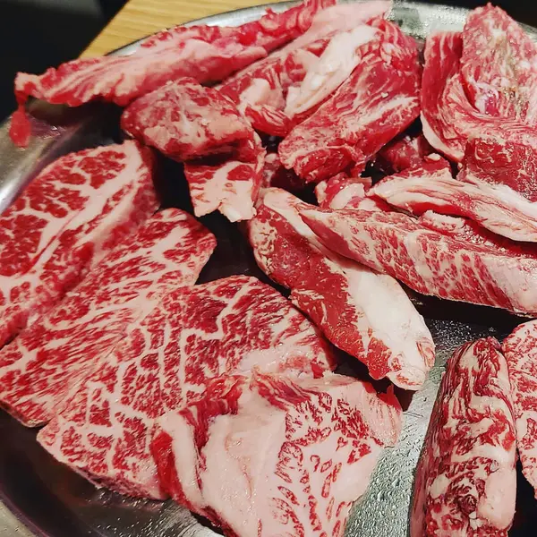 Siyah arka planda çiğ et