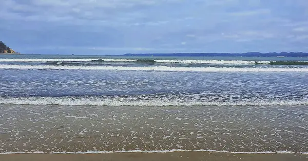 Dalgalar sahile çarpıyor.