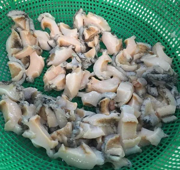 Kızartma tavasında çiğ mantar..