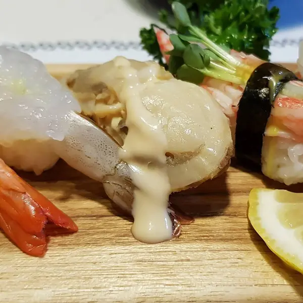 Suşi rulosu ve somon balığı tabakta