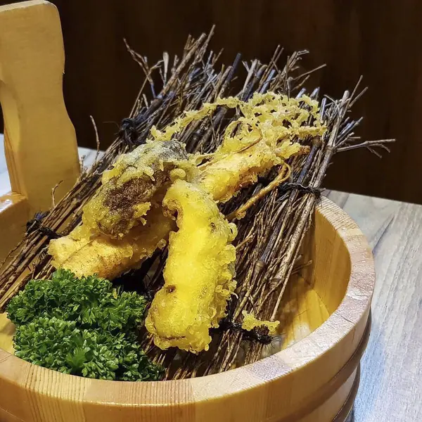 Sebze ve soslu kızarmış balık.