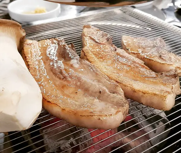 bir tabak ızgara balık