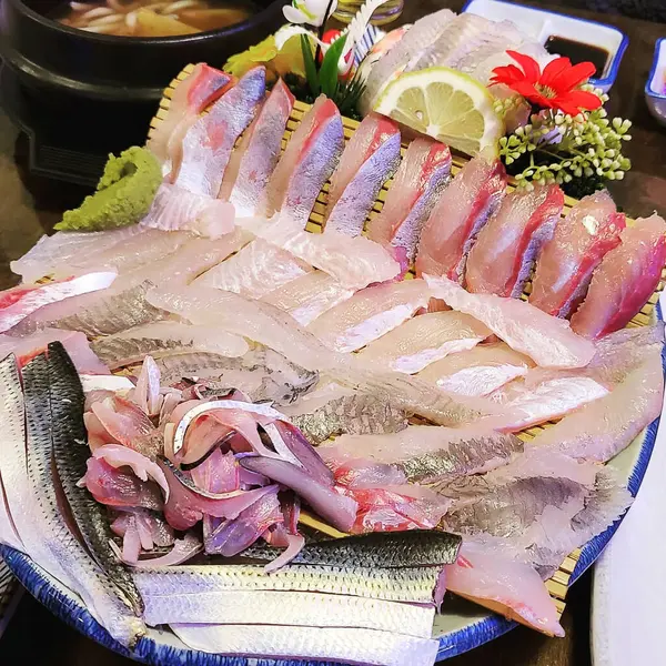 Beyaz arka planda bir kasede çiğ balık