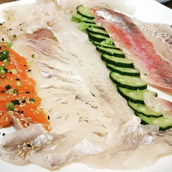 Limonlu ve otlu somon balığı.