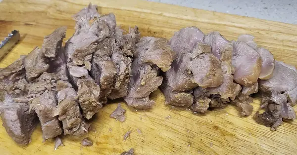 Tahtada pişirmek için çiğ domuz eti ve et..