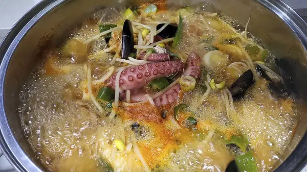 Lezzetli Asya yemeklerinin yakın görüntüsü