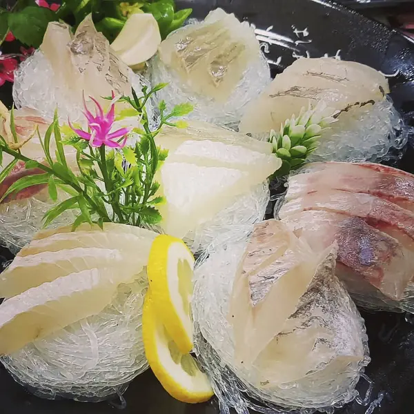 Buz ve limonlu taze balık