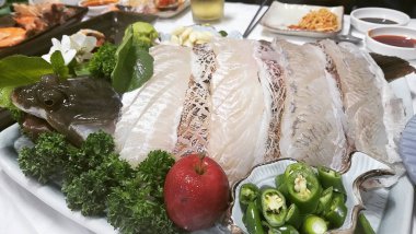 Sebze ve baharatlı taze balık.