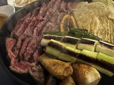 Sebze ve baharatlı ızgara biftek.