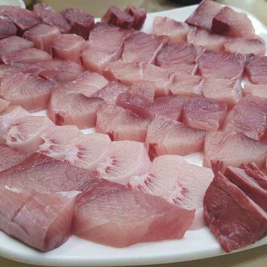 Çiğ somon bifteği, yakın görüş.