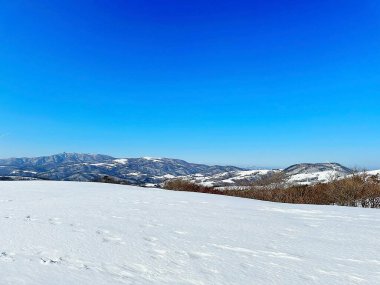 Karla kaplı dağlarla kaplı güzel bir manzara.
