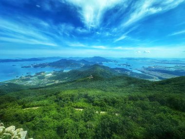 Dağların ve nehrin manzarası