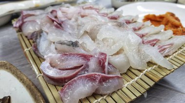 Baharatlı ve sebzeli ızgara kalamar.