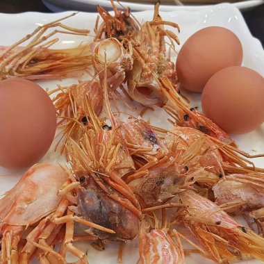 Patates ve baharatlı kızarmış tavuk.