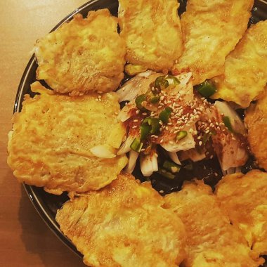 Soslu kızarmış domuz eti ve salata.