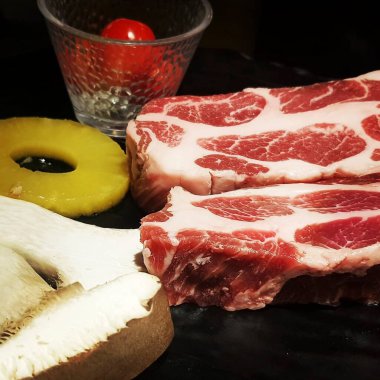 Tahtada çiğ domuz eti