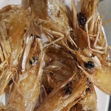 Limonlu ve sarımsaklı kızarmış balık.