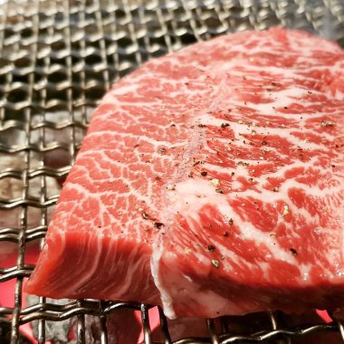 Taze domuz eti masada.