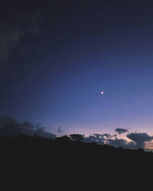 Dağların ardında güzel bir gün batımı