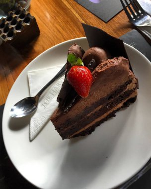 Kremalı ve naneli çikolatalı pasta.